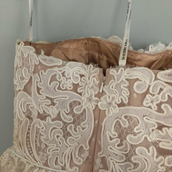 SHERRI HILL LACE DRESS - Picture 3 of 4